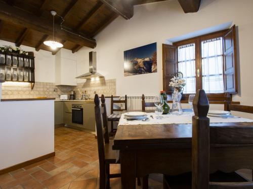 eine Küche und ein Esszimmer mit einem Tisch und Stühlen in der Unterkunft Apartment Le Bore-1 by Interhome in Sassi
