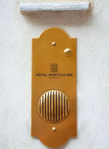 une plaque métallique sur le côté du bâtiment dans l'établissement Hôtel Particulier Montmartre, à Paris