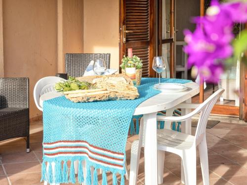 uma mesa branca com uma toalha de mesa azul em Apartment D4 - G1 by Interhome em Marinella