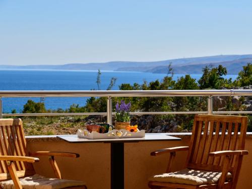 d'une table et de chaises sur un balcon avec vue sur l'océan. dans l'établissement Apartment Golub-4 by Interhome, à Cesarica