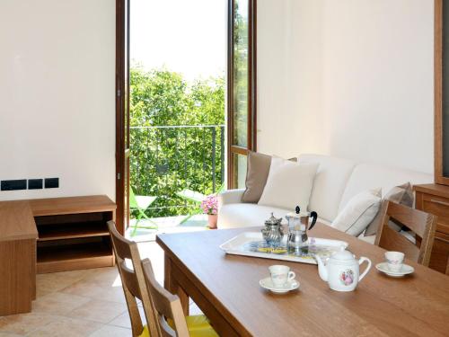 ein Esszimmer mit einem Tisch und einem Sofa in der Unterkunft Apartment Noce - SBO103 by Interhome in Savona