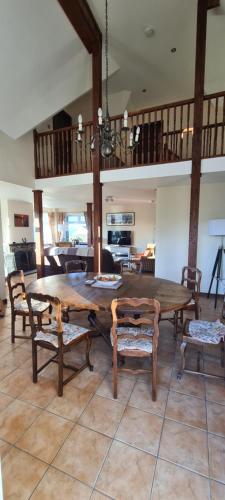 - une salle à manger avec une table et des chaises en bois dans l'établissement La Bergerie, à Stein