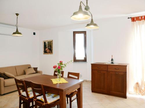 eine Küche und ein Wohnzimmer mit einem Tisch und einem Sofa in der Unterkunft Apartment Faggio - SBO101 by Interhome in Savona