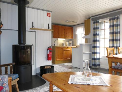 Øyuvstad的住宿－Chalet Trygvebu - SOW057 by Interhome，厨房配有炉灶和木桌。