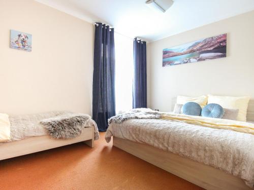 sypialnia z dwoma łóżkami i oknem w obiekcie Apartment Resident Harrachov B-1 by Interhome w mieście Harrachov