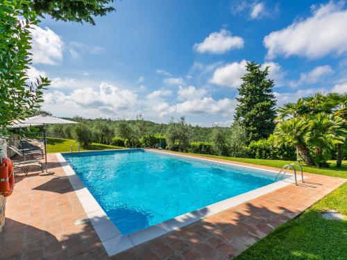 een afbeelding van een zwembad in een tuin bij Apartment Petrarca by Interhome in Piecorto