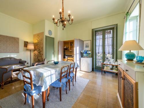 San Giorgio CanaveseにあるApartment Appartamento del Castello by Interhomeのキッチン、ダイニングルーム(テーブル、椅子付)