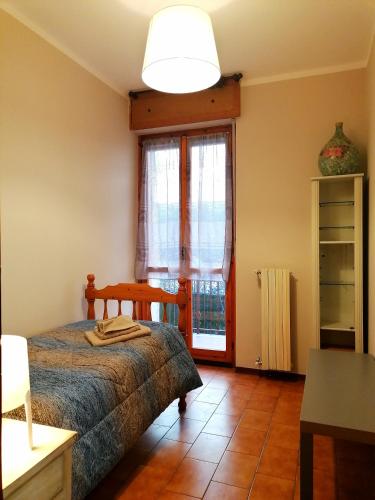 1 dormitorio con cama y ventana grande en RELAX HOUSE IN THE MOUNTAINS, en Valdieri