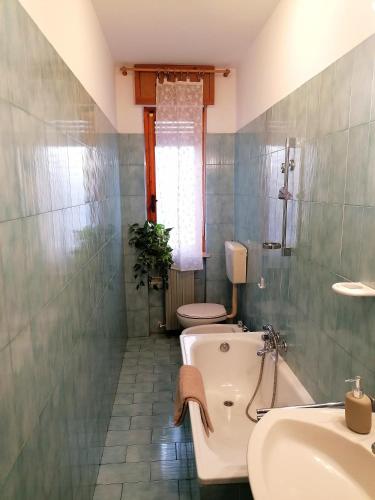 y baño con aseo y lavamanos. en RELAX HOUSE IN THE MOUNTAINS, en Valdieri