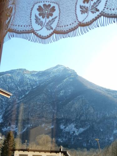 una ventana con vistas a una montaña nevada en RELAX HOUSE IN THE MOUNTAINS, en Valdieri