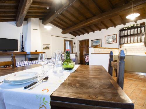 uma mesa de jantar com uma toalha de mesa branca em Holiday Home Le Bore - CNG122 by Interhome em Sassi
