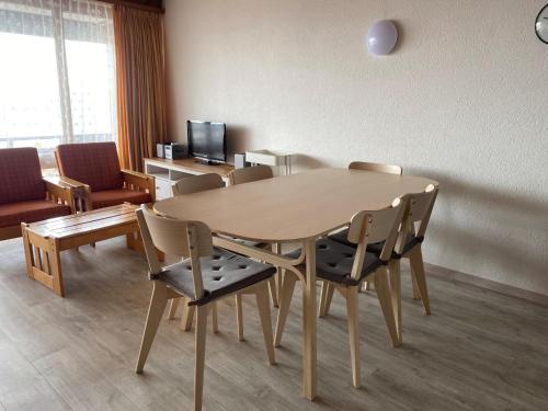 ein Esszimmer mit einem Tisch und Stühlen in der Unterkunft Apartment Flache 401 by Interhome in Les Collons