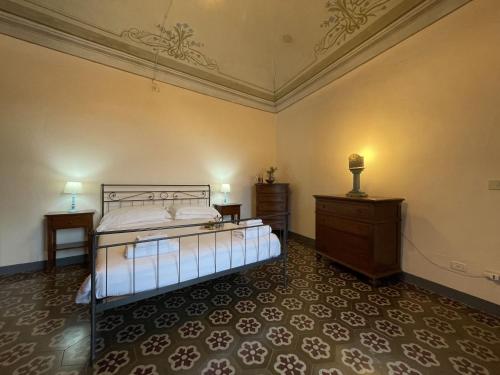 ein Schlafzimmer mit einem Bett und zwei Nachttischen und einem Bett sidx sidx sidx in der Unterkunft Apartment Lancillotto - FLG215 by Interhome in Finale Ligure