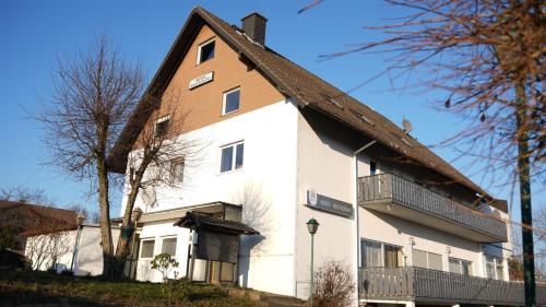 LanggönsにあるSN Hotel and Restaurantの茶色の屋根の白い建物