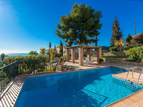フリヒリアナにあるHoliday Home Villa Alegria by Interhomeの眺めの良いヴィラ内のスイミングプール