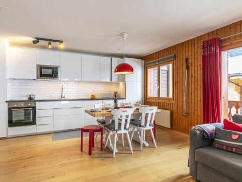 uma cozinha e sala de estar com mesa e cadeiras em Apartment Brocard by Interhome em Val dʼIlliez