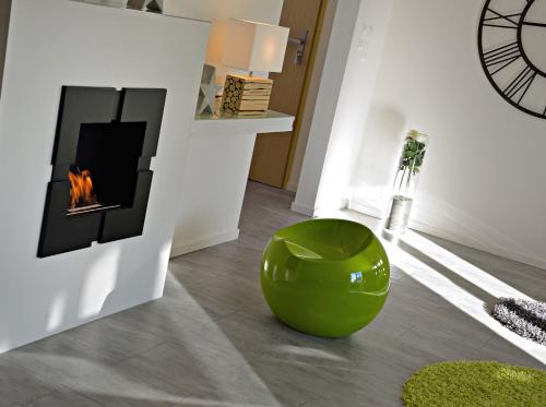 - un bol vert dans le salon avec cheminée dans l'établissement Cottage 1956 - Maison d'hôtes, à Trois-Épis