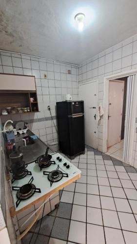 uma cozinha com uma placa de fogão e um frigorífico em Edf: RUBI no Recife