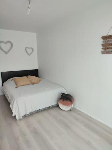 une chambre avec un lit dans une pièce blanche dans l'établissement studio avec piscine, à Gruissan