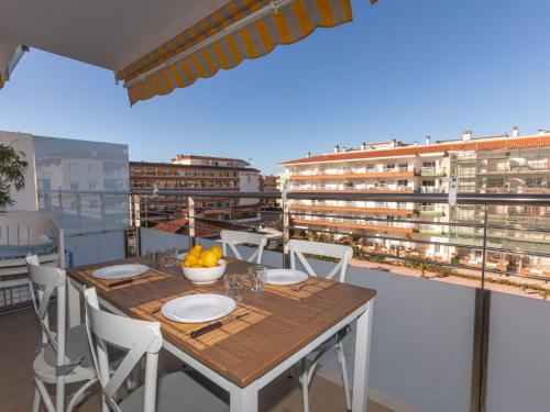 una mesa en un balcón con vistas a un edificio en Apartment Lotus by Interhome, en Blanes