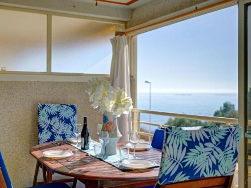 tavolo da pranzo con vista sull'oceano di Apartment Zeus by Interhome a Calpe