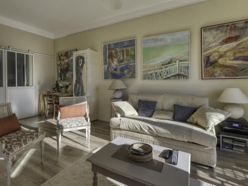 un salon avec un canapé et une table dans l'établissement Apartment L'Atelier by Interhome, à Marseille