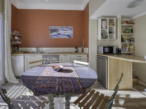 une cuisine avec une table et des chaises dans une pièce dans l'établissement Apartment L'Atelier by Interhome, à Marseille