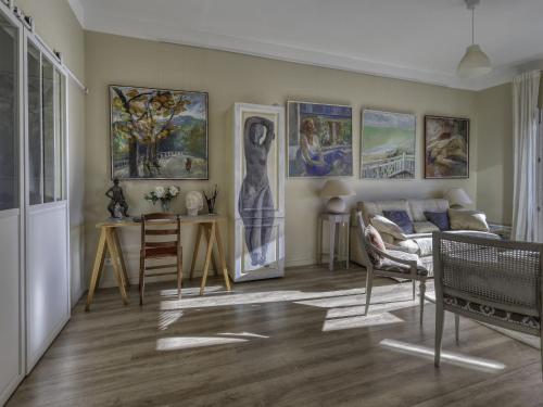 - un salon orné de peintures sur les murs dans l'établissement Apartment L'Atelier by Interhome, à Marseille