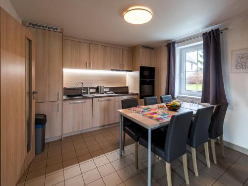 Kitchen o kitchenette sa Holiday Home Holiday Hill 55 by Interhome