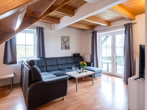 uma sala de estar com um sofá azul e uma mesa em Holiday Home Holiday Hill 55 by Interhome em Čistá