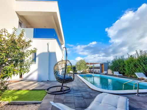 Bazén v ubytování Holiday Home Villa Nika by Interhome nebo v jeho okolí