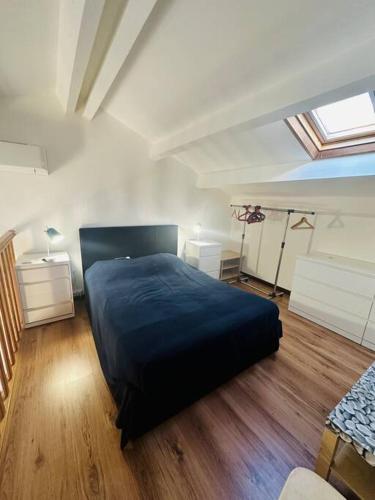 - une chambre avec un lit bleu dans l'établissement Appartement vue mer 5 personnes, à LʼÎle-Rousse