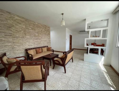 sala de estar con muebles y pared de ladrillo en Departamento amplio para familias en Guayaquil