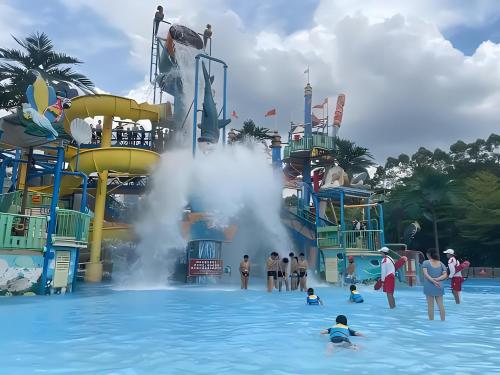a group of people in the water at a water park at April Fair Duplex Apartment Guangzhou South Railway Station Ao Yuan Yue Shi Dai Branch in Guangzhou