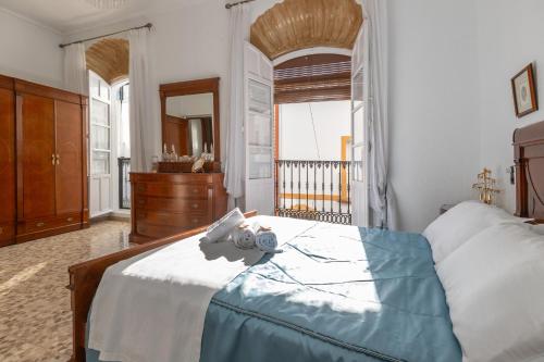 1 dormitorio con 1 cama con tocador y espejo en Casa Margarita, en Cañete la Real