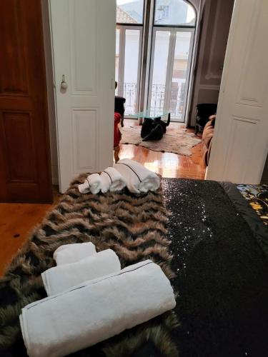 een stapel handdoeken op een tapijt in een kamer bij Grand Studios 54 in Faro