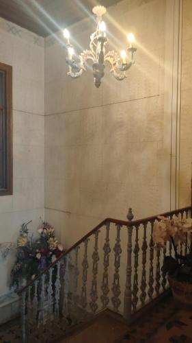 a staircase with a chandelier and flowers on it at Grand Studios 54 in Faro