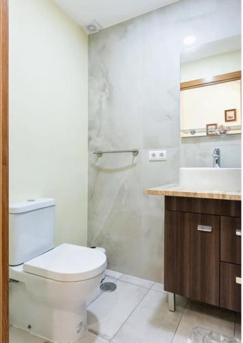 een badkamer met een toilet en een wastafel bij Grand Studios 54 in Faro