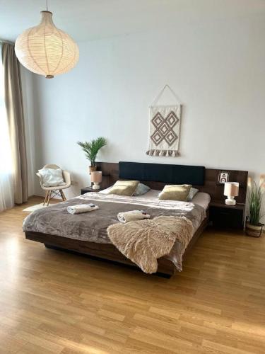 1 dormitorio con 1 cama grande en una habitación en Apartment Olivia - Old Town, en Bratislava