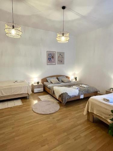 1 dormitorio con 2 camas y 2 luces en Apartment Olivia - Old Town, en Bratislava