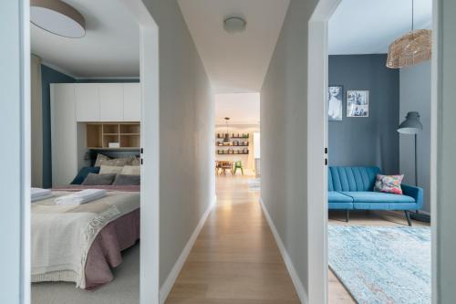 um quarto com uma cama e um sofá azul em Dom & House - Apartment Monte Cassino 49 Supreme em Sopot