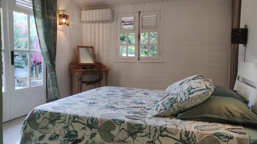 Кровать или кровати в номере Les Coulirooms - Suite avec jacuzzi et grande terrasse