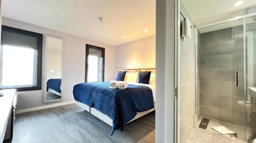 ein Schlafzimmer mit einem Bett und einer ebenerdigen Dusche in der Unterkunft Wellington Temple Bar in Dublin