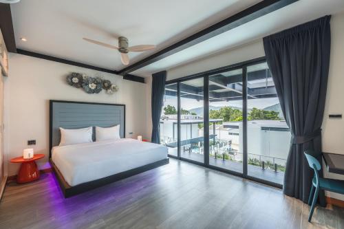 um quarto com uma cama e uma varanda em Totally New 4BR Private Villa Sunset Garden 2, 12m Oxygen Pool em Ban Saiyuan (1)