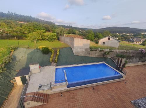 una vista aérea de una piscina en un patio en APARTAMENTO ESPASANTE, en Porto de Espasante