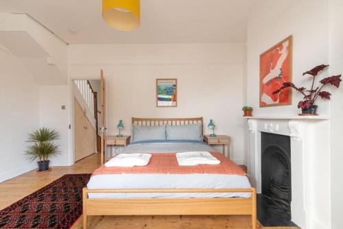 Katil atau katil-katil dalam bilik di Arty House with Garden in Central Bristol