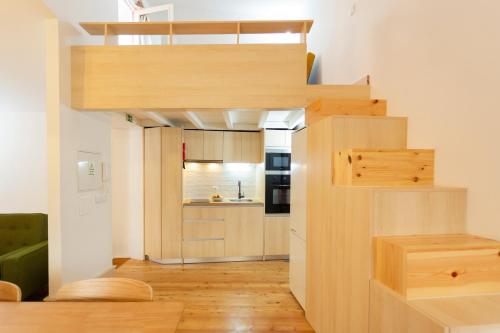 a small apartment with a staircase and a kitchen at Vinum Apartamentos 1890 in Coimbra
