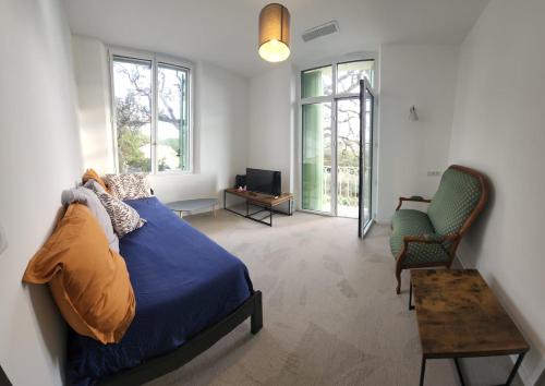 een slaapkamer met een bed, een tafel en een stoel bij Vacances en Famille ou entre Amis in Saint-Raphaël