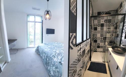 een kamer met een bed en een wastafel bij Vacances en Famille ou entre Amis in Saint-Raphaël