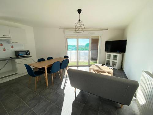 une cuisine et une salle à manger avec une table et des chaises dans l'établissement AGATHE 3 pièces lumineux centre ville, à La Teste-de-Buch